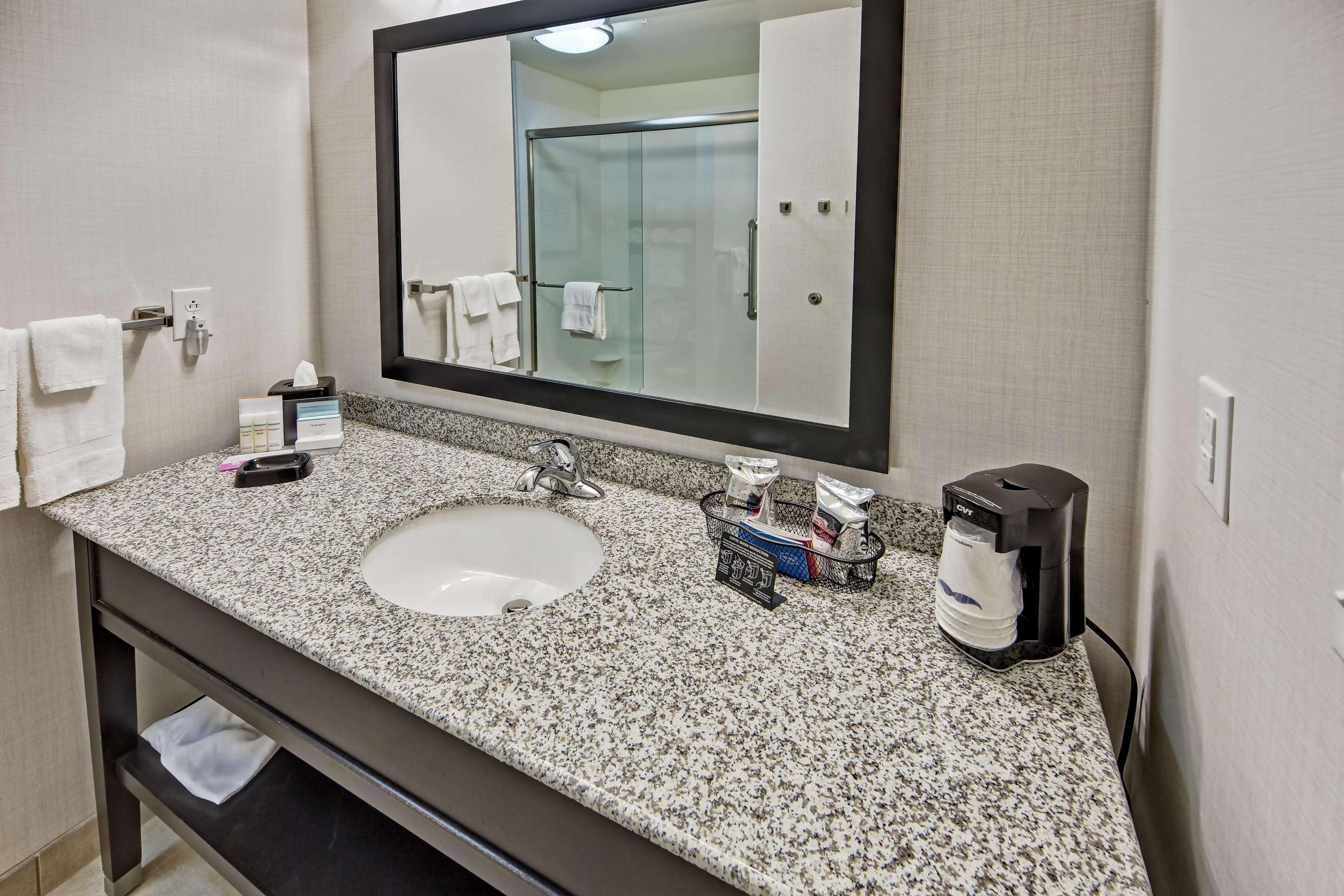Hampton Inn Indianola Екстериор снимка