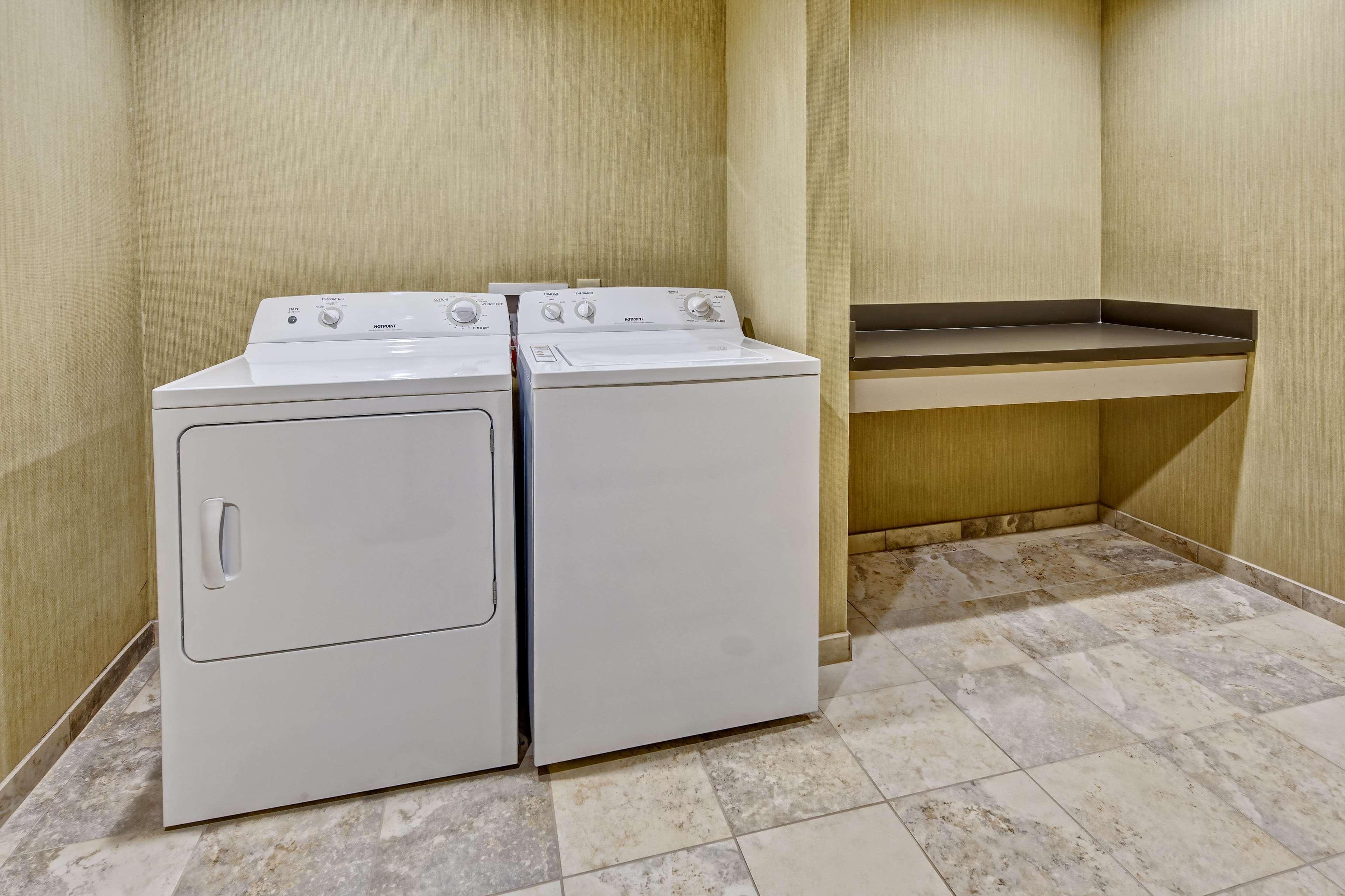 Hampton Inn Indianola Екстериор снимка