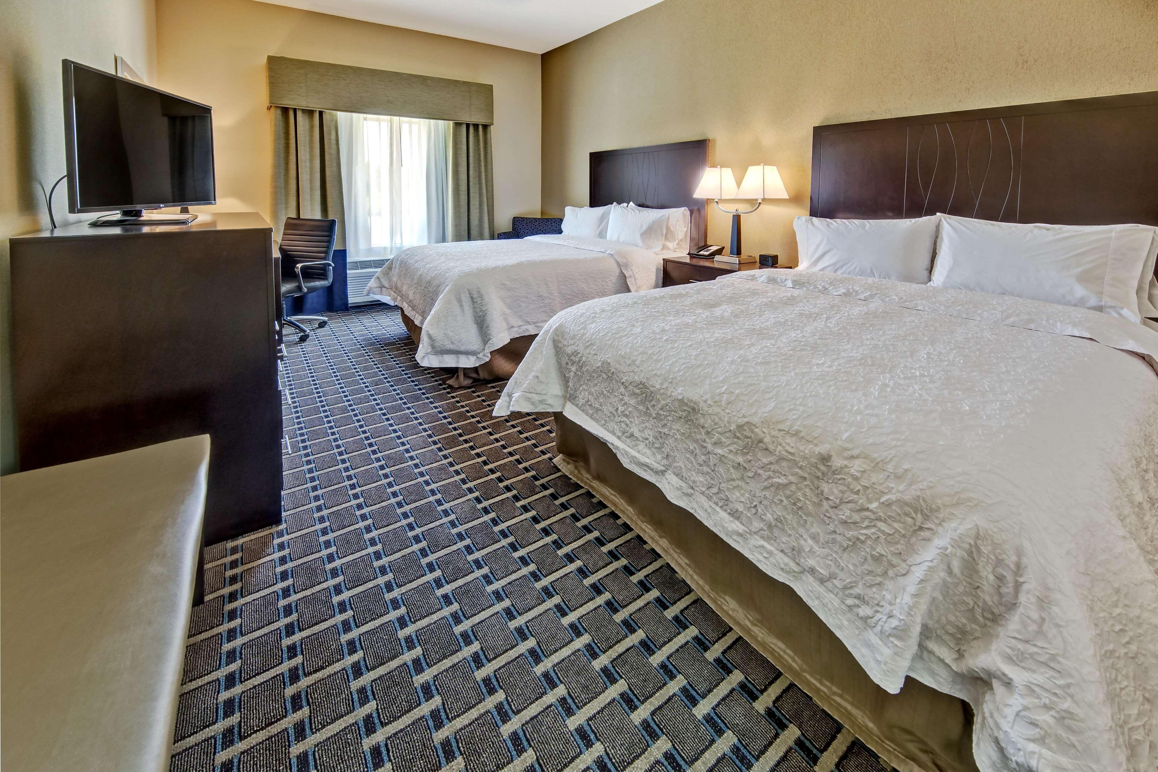 Hampton Inn Indianola Екстериор снимка