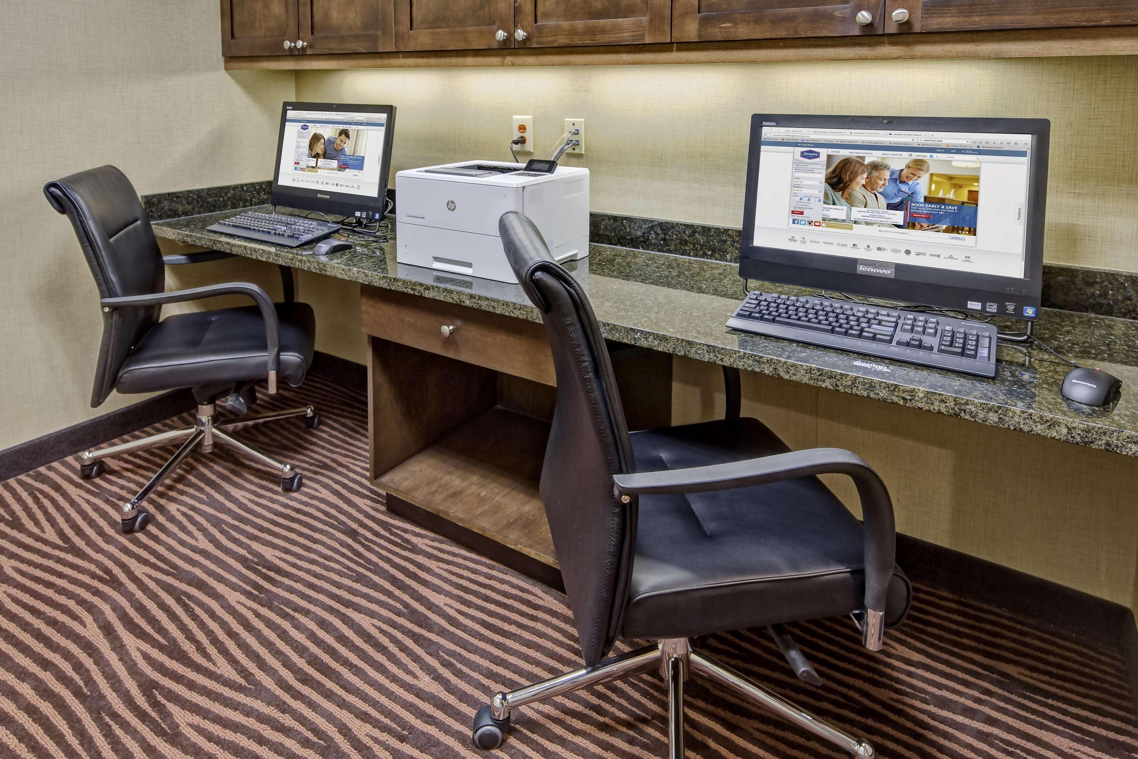 Hampton Inn Indianola Екстериор снимка