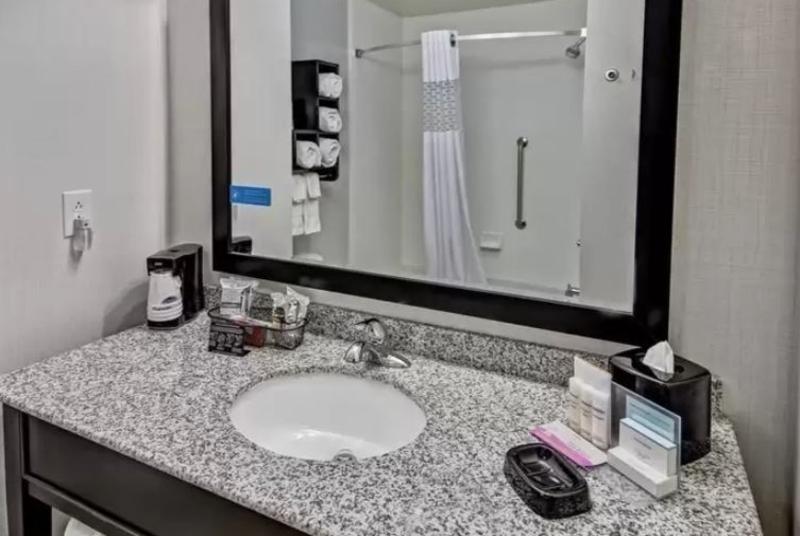 Hampton Inn Indianola Екстериор снимка